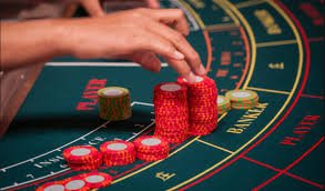 Antarmuka utama aplikasi mobile sqtoto dengan menu dealer langsung dan sportsbook
